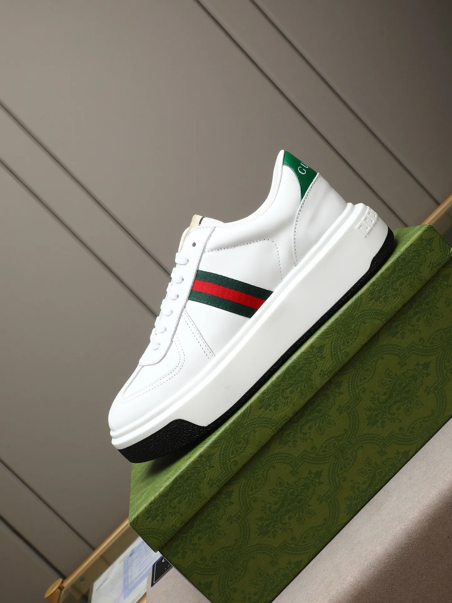 Men's shoes 💰480 New men's shoes GUCCI Fashion trend Made of first-layer calfskin ➕ washed sheep lining! The foot feels super comfortable and the workmanship is impeccable. Foam ultra-light outsole, size: 38-44 (45 customized) 4 colors to choose from!